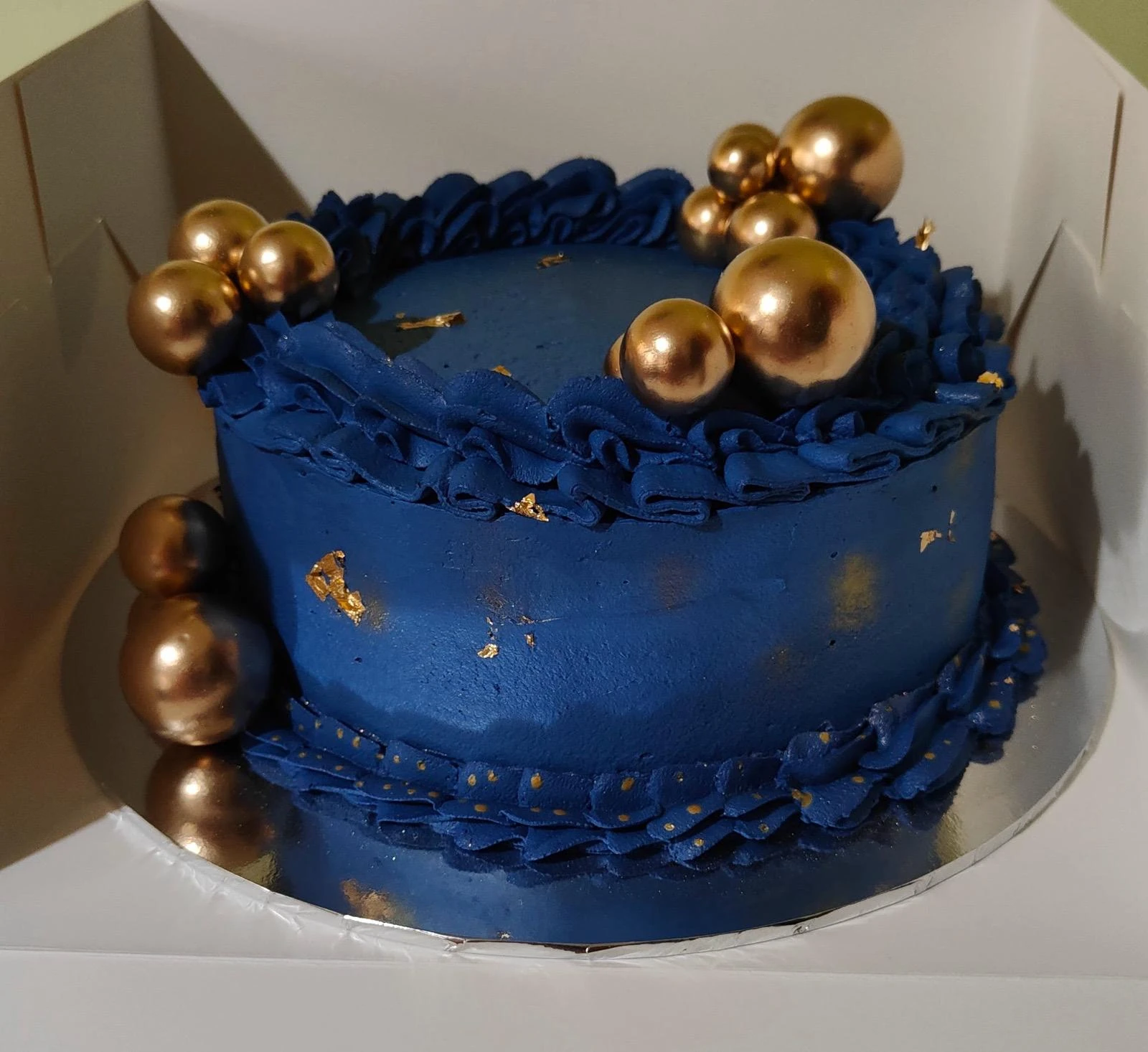 Blue and gold FoodyPie celebration cake