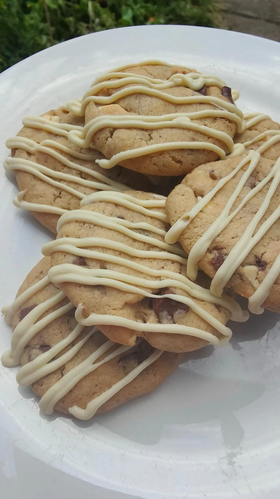 Cookies with white chocolate drizzle